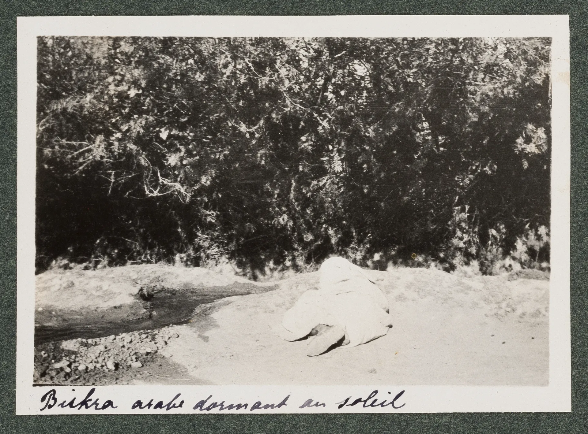 Algerier in der Sonne schlafend, Biskra