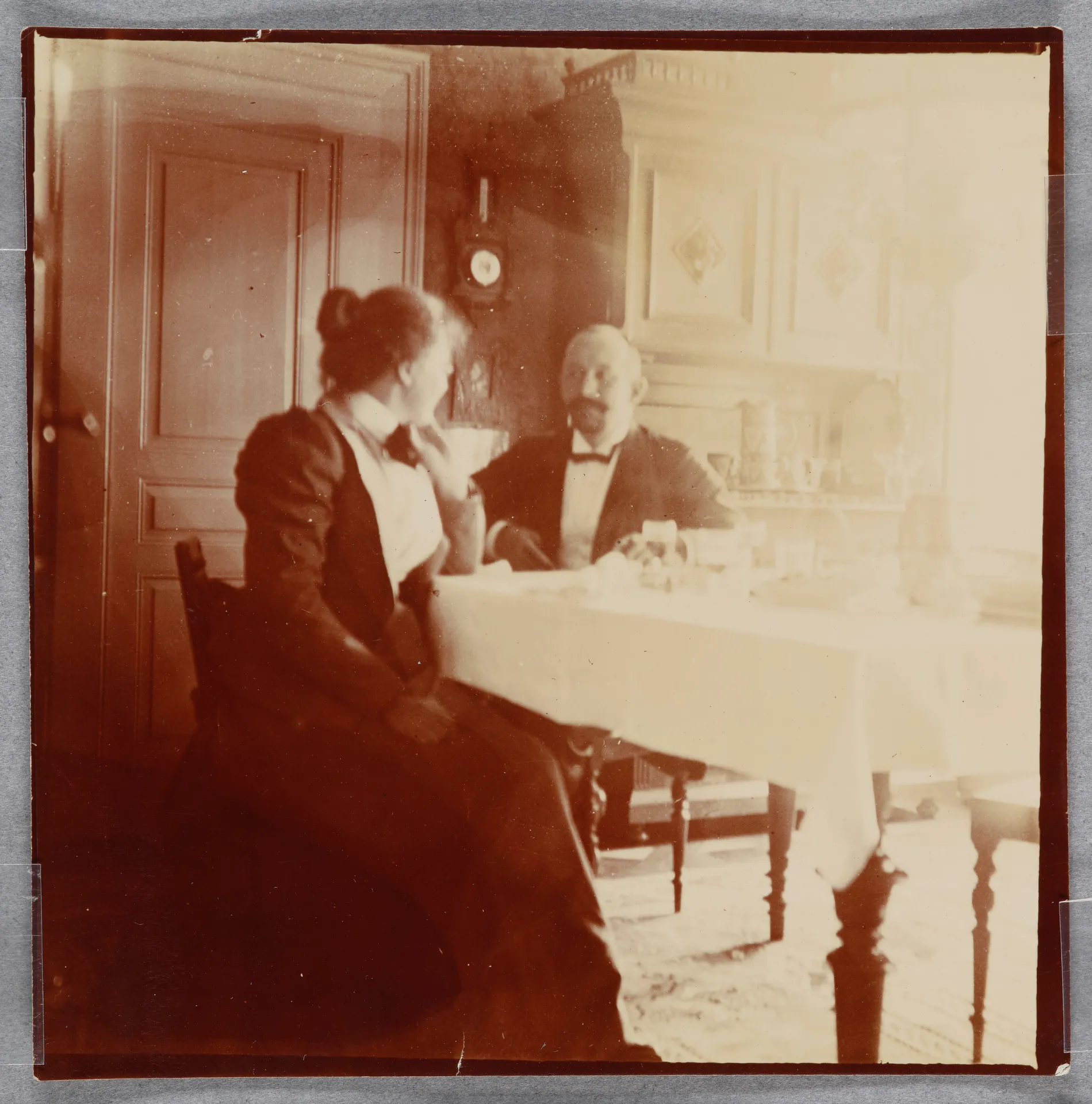 Anny und Emil Stebler-Hopf am Tisch im Speisezimmer