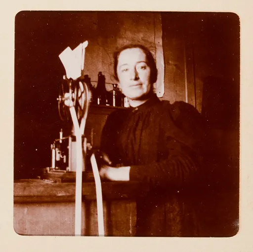 Frau mit einem Telegrafen, Sils Maria