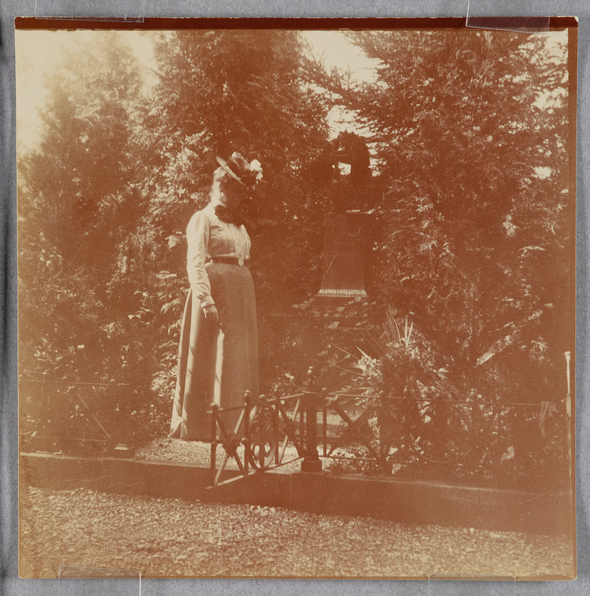 Anny Stebler-Hopf vor einer Skulptur in einem Park, Zürich (?)