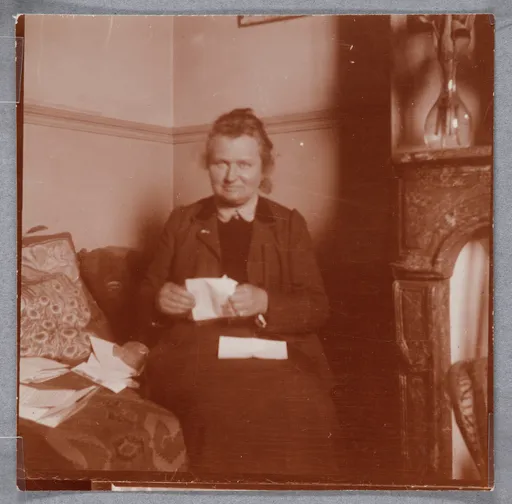 Ottilie W. Roederstein, einen Brief öffnend