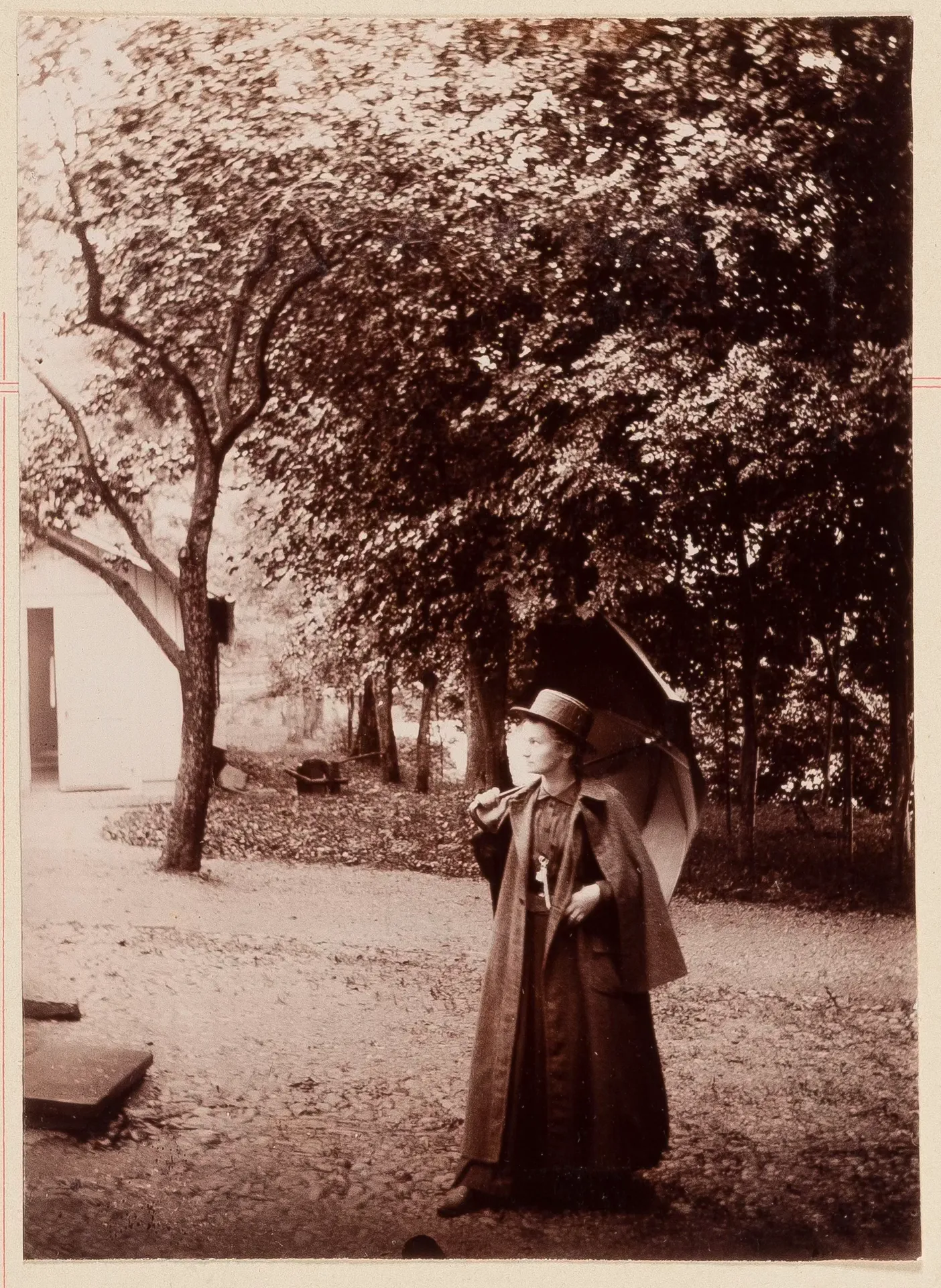 Ottilie W. Roederstein mit Hut und Schirm