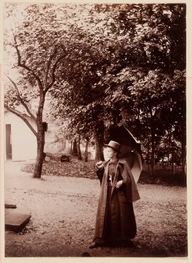 Ottilie W. Roederstein mit Hut und Schirm