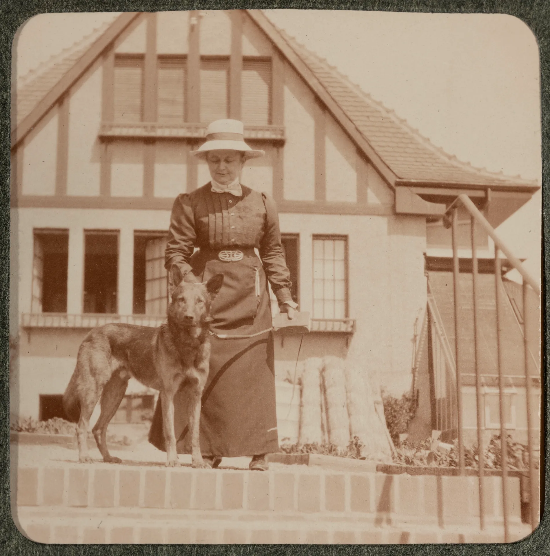 Elisabeth H. Winterhalter mit ihrem Hund vor dem Haus in Hofheim am Taunus