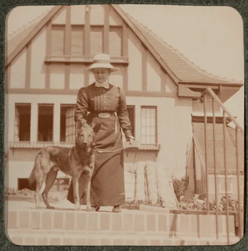 Elisabeth H. Winterhalter mit ihrem Hund vor dem Haus in Hofheim am Taunus