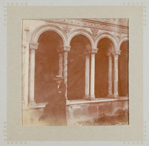 Ottilie W. Roederstein im Kreuzgang der Lateranbasilika, Rom