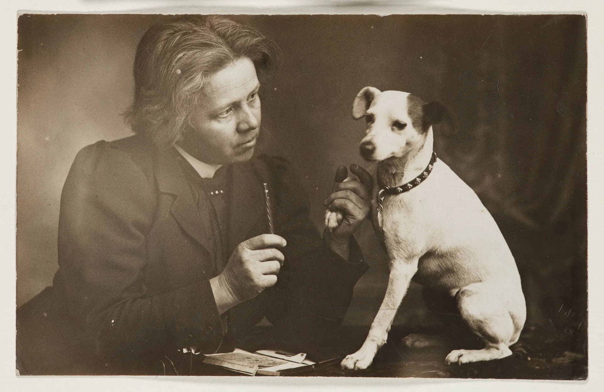 Martha Sommer mit Hund