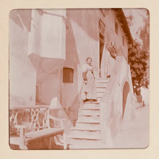Zwei Frauen auf der Treppe der Post in Sils Maria