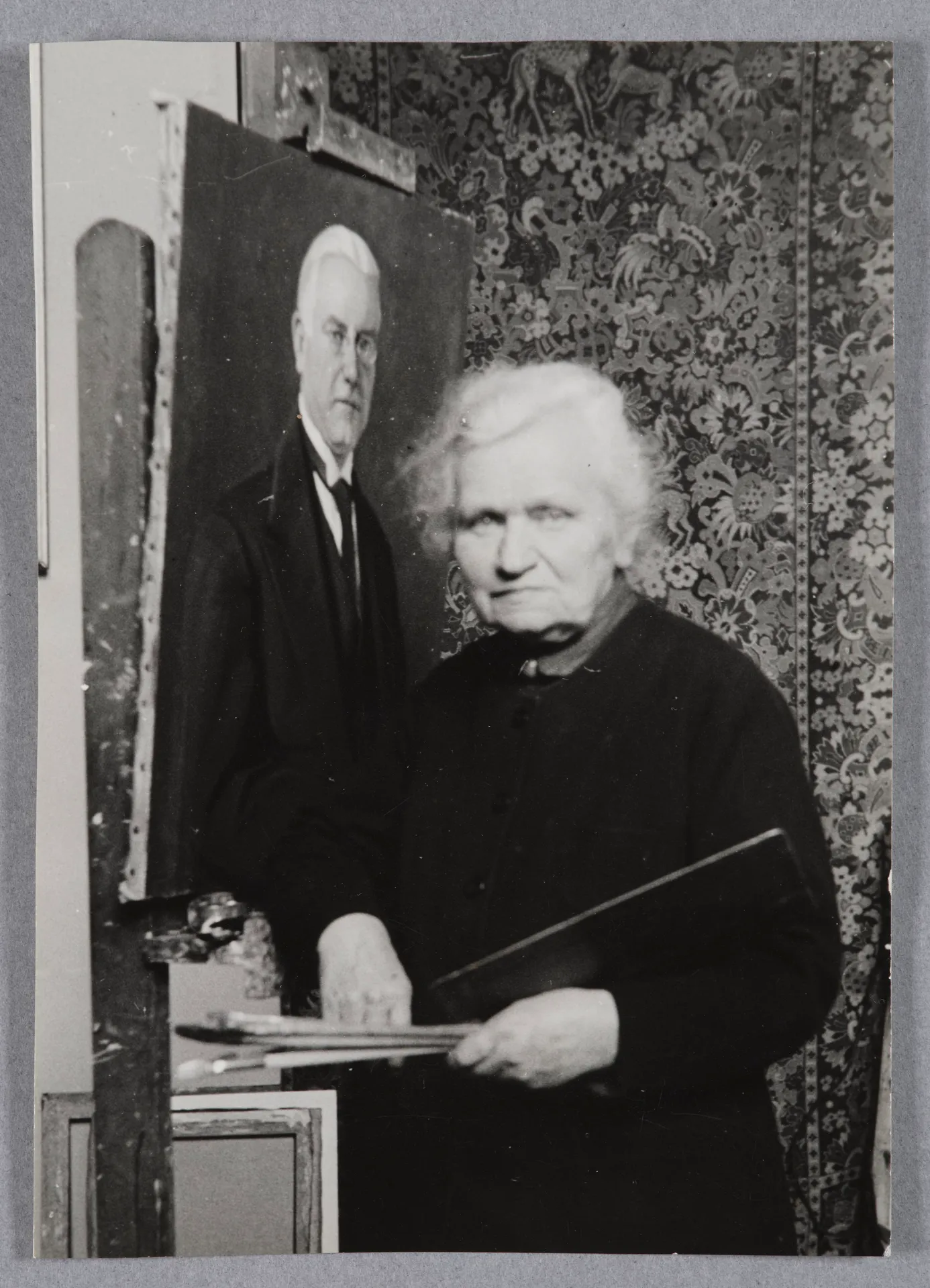 Ottilie W. Roederstein mit dem Bildnis des Hofheimer Bürgermeisters Oskar Meyrer
