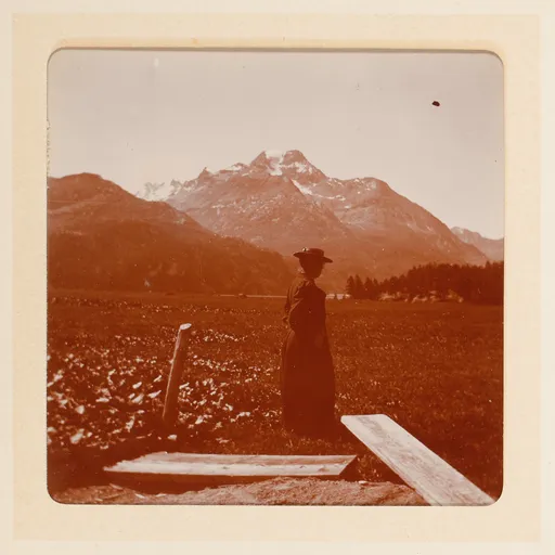 Frau vor einer Berglandschaft bei Sils im Engadin