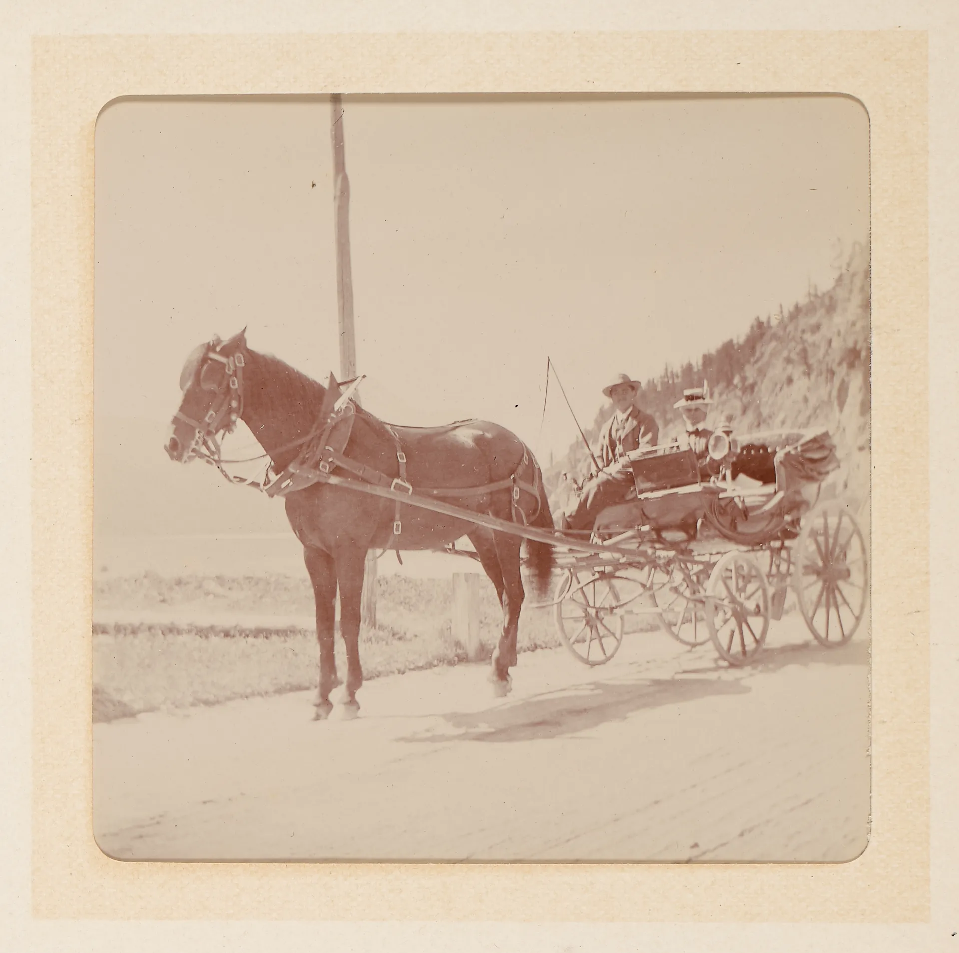 Elisabeth H. Winterhalter in einer Pferdekutsche im Oberengadin