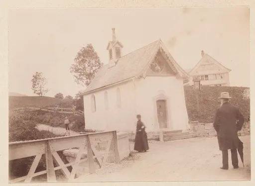 Elisabeth H. Winterhalter und Reinhard Roederstein vor einer Kapelle