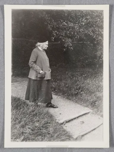 Ottilie W. Roederstein im Garten