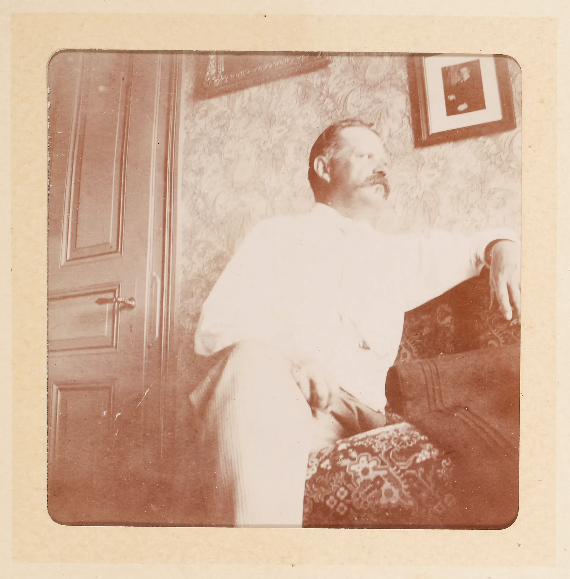 Mann in einem Zimmer