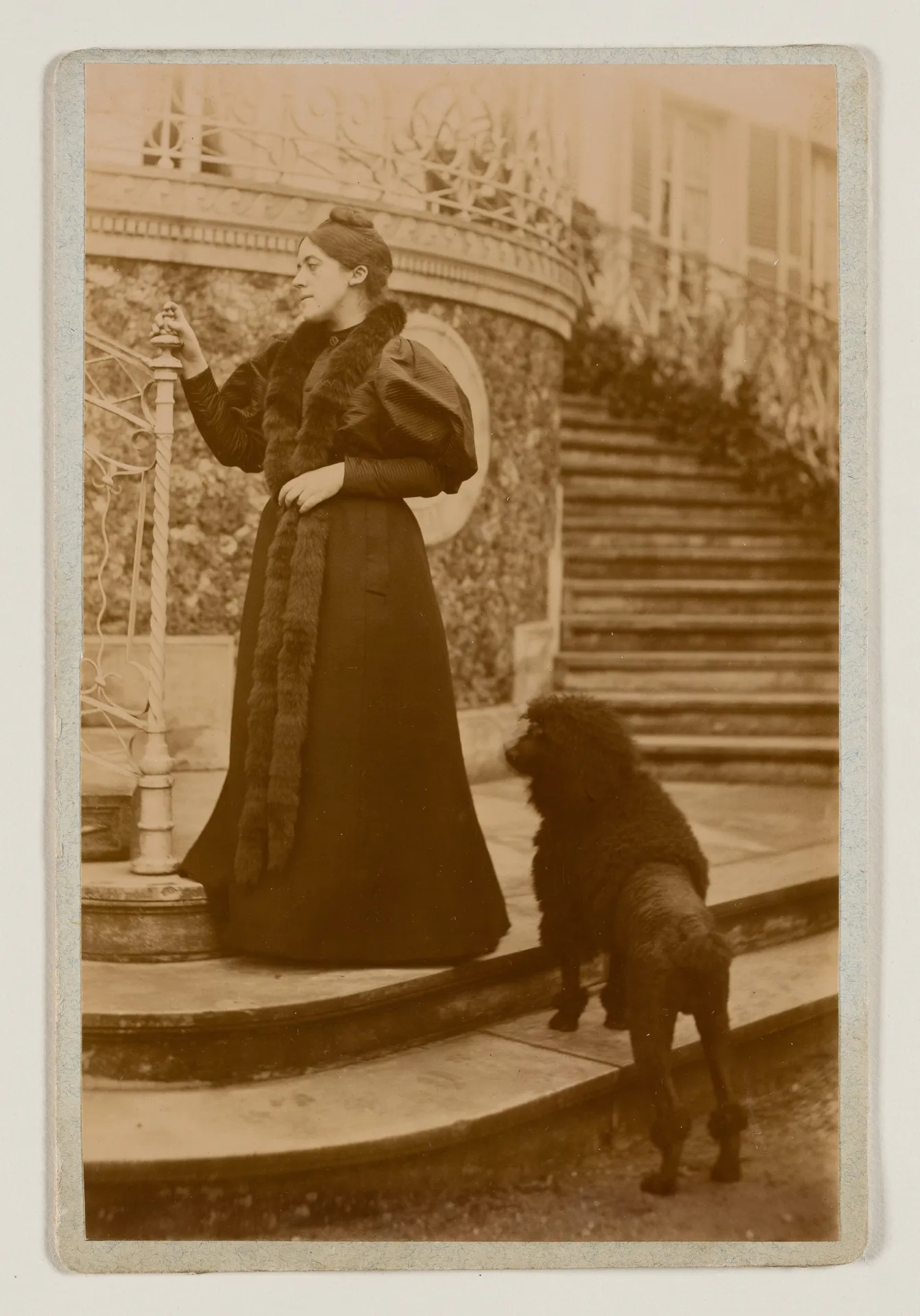 Madeleine Smith auf der Treppe des Wohnsitzes der Familie Smith in Nogent-sur-Marne