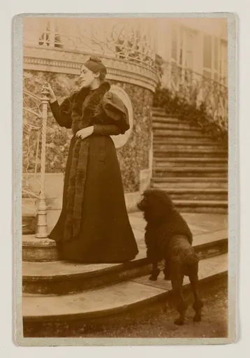 Madeleine Smith auf der Treppe des Wohnsitzes der Familie Smith in Nogent-sur-Marne