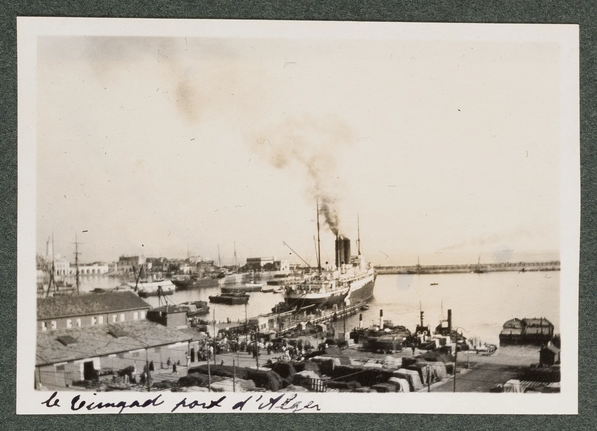 Das Schiff Timgad im Hafen Algiers