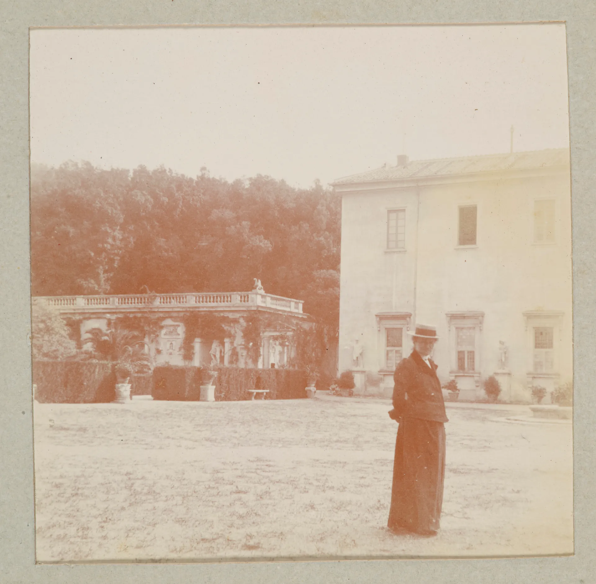 Ottilie W. Roederstein auf der Terrasse der Villa Medici, Rom