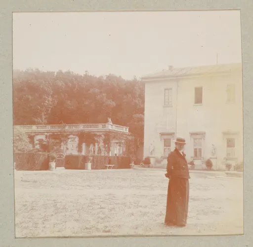 Ottilie W. Roederstein auf der Terrasse der Villa Medici, Rom