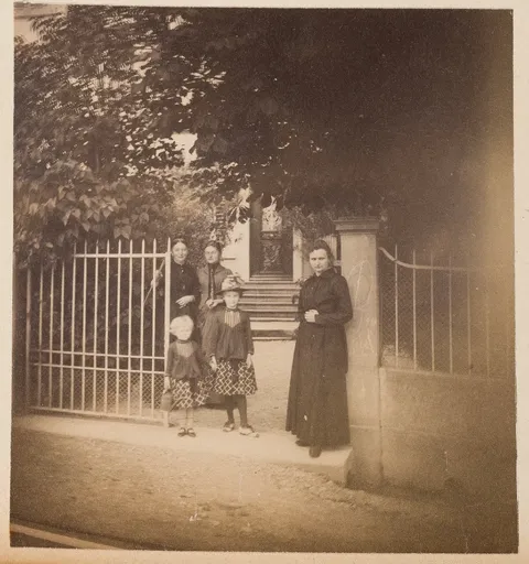 Ottilie W. Roederstein mit ihrer Mutter Alwina, ihrer Schwester Johanna Voos-Roederstein und den zwei Töchtern Erna und Hertha Voos, Zürich