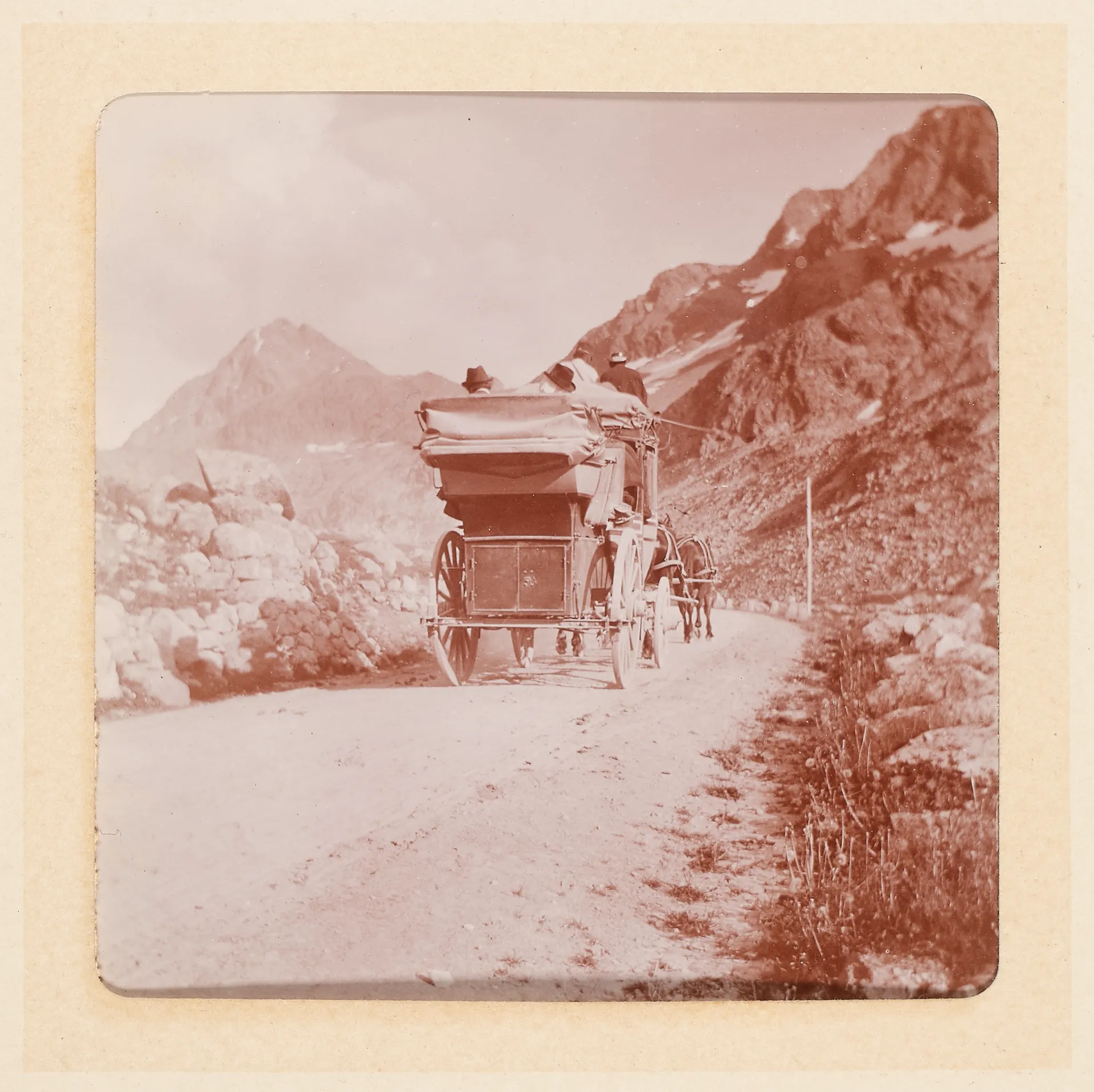 Pferdekutsche in den Schweizer Bergen