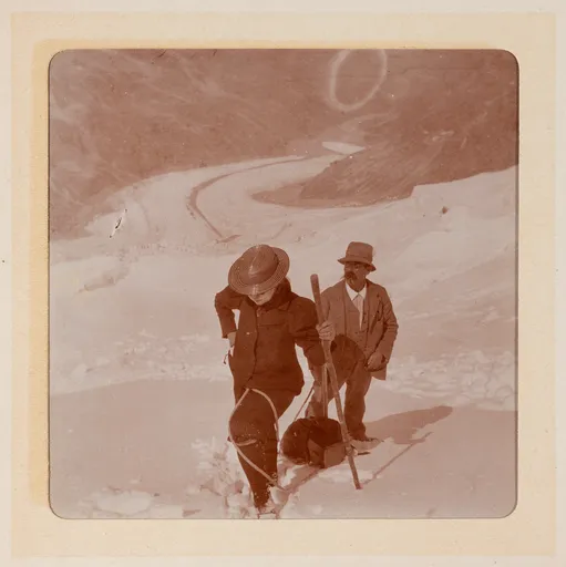 Ottilie W. Roederstein mit einem Bergführer auf dem Berg im Oberengadin