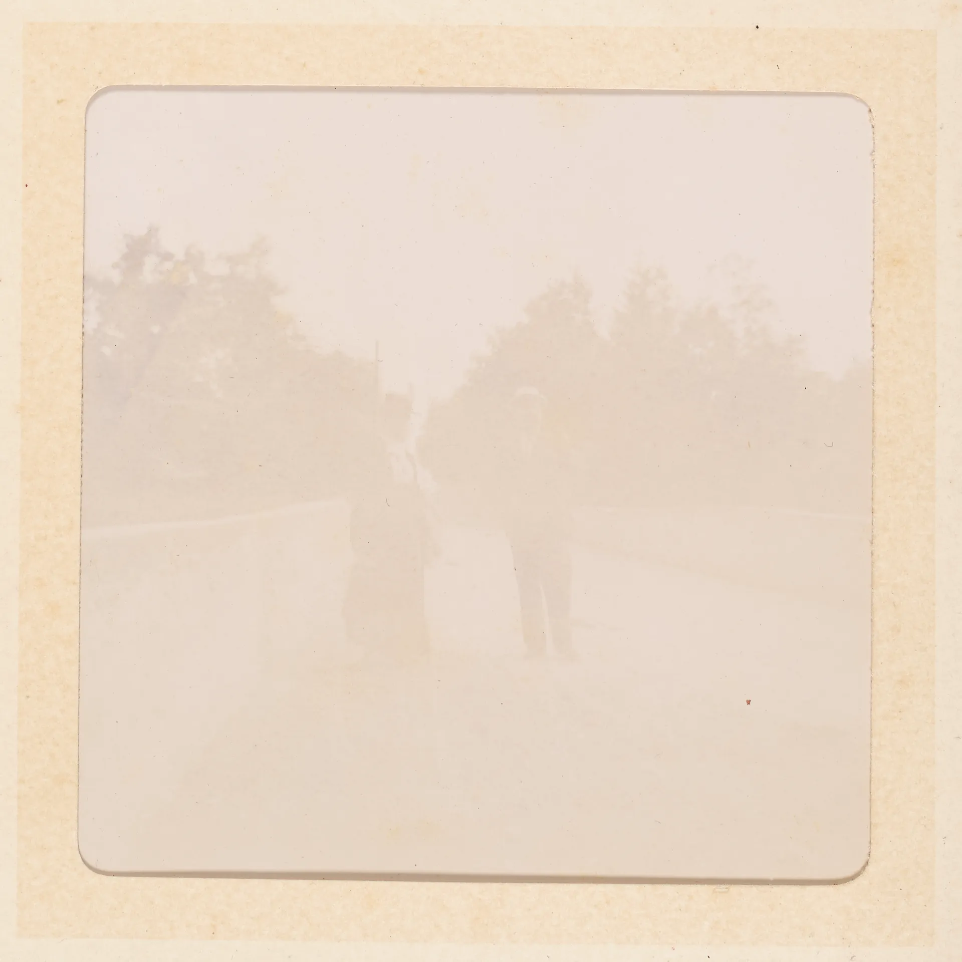 Zwei Personen auf einer Straße