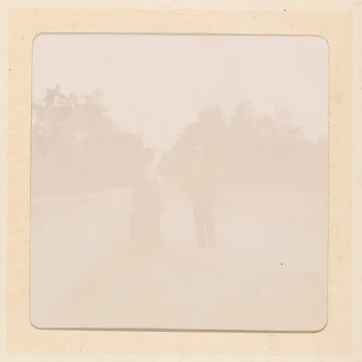 Zwei Personen auf einer Straße