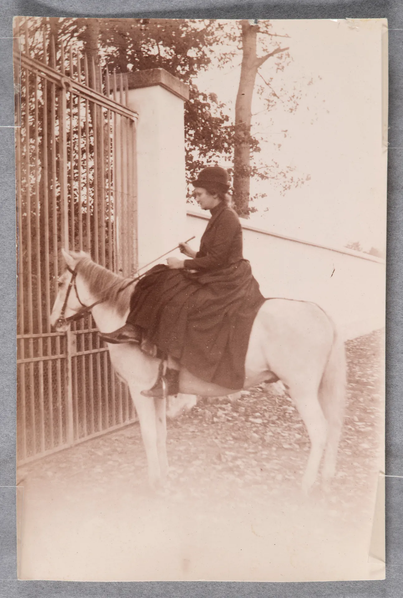 Ottilie W. Roederstein auf einem Pferd