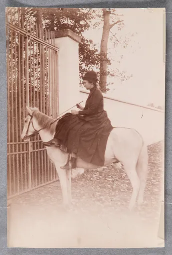 Ottilie W. Roederstein auf einem Pferd