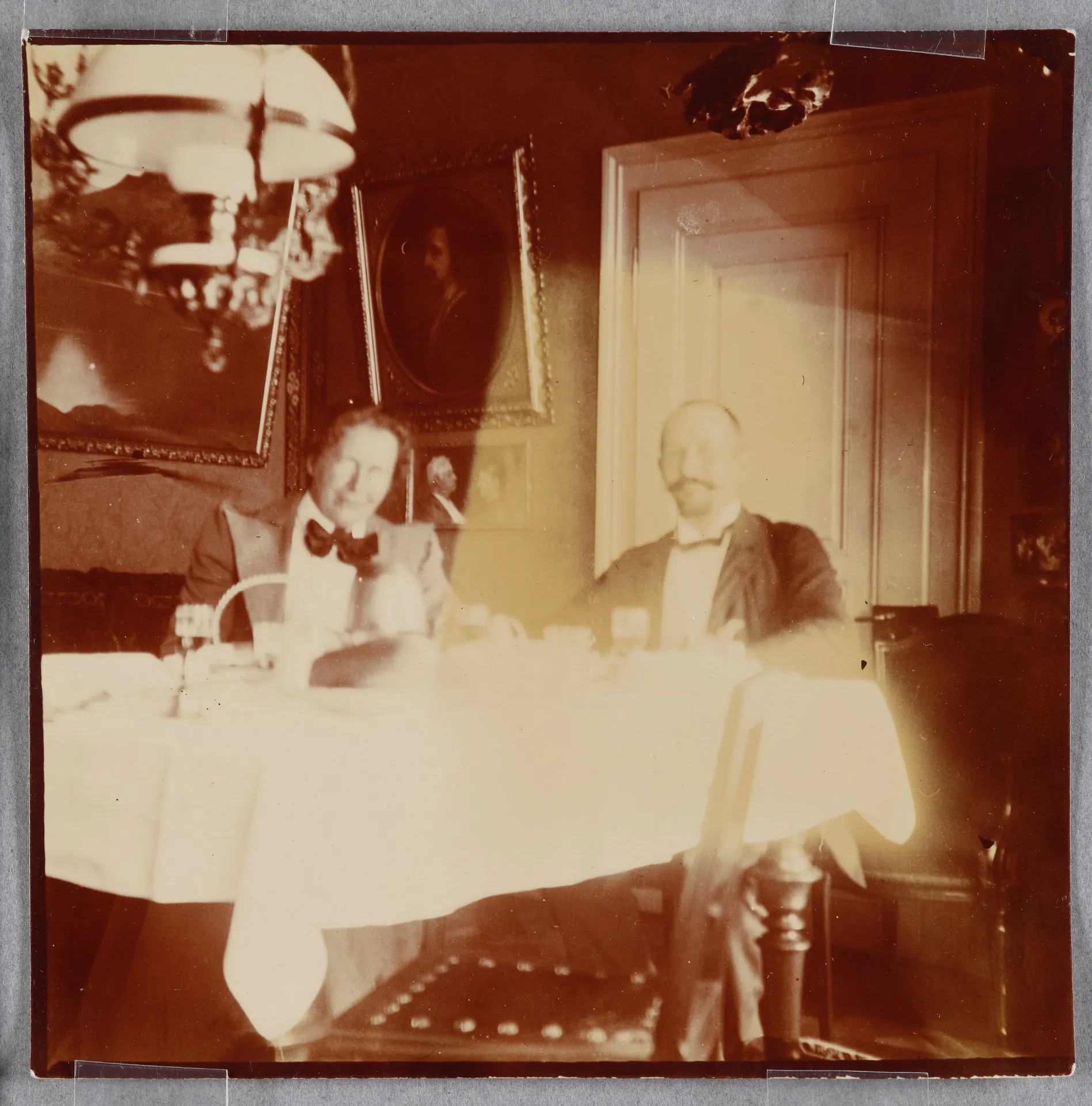 Anny und Emil Stebler Hopf am Tisch im Speisezimmer