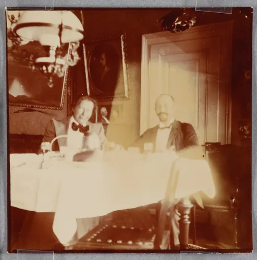 Anny und Emil Stebler Hopf am Tisch im Speisezimmer