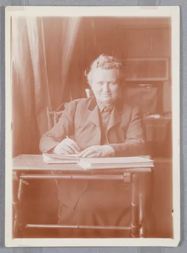 Ottilie W. Roederstein am Schreibtisch