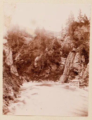 Schweizer Landschaft mit Berg und Fluss