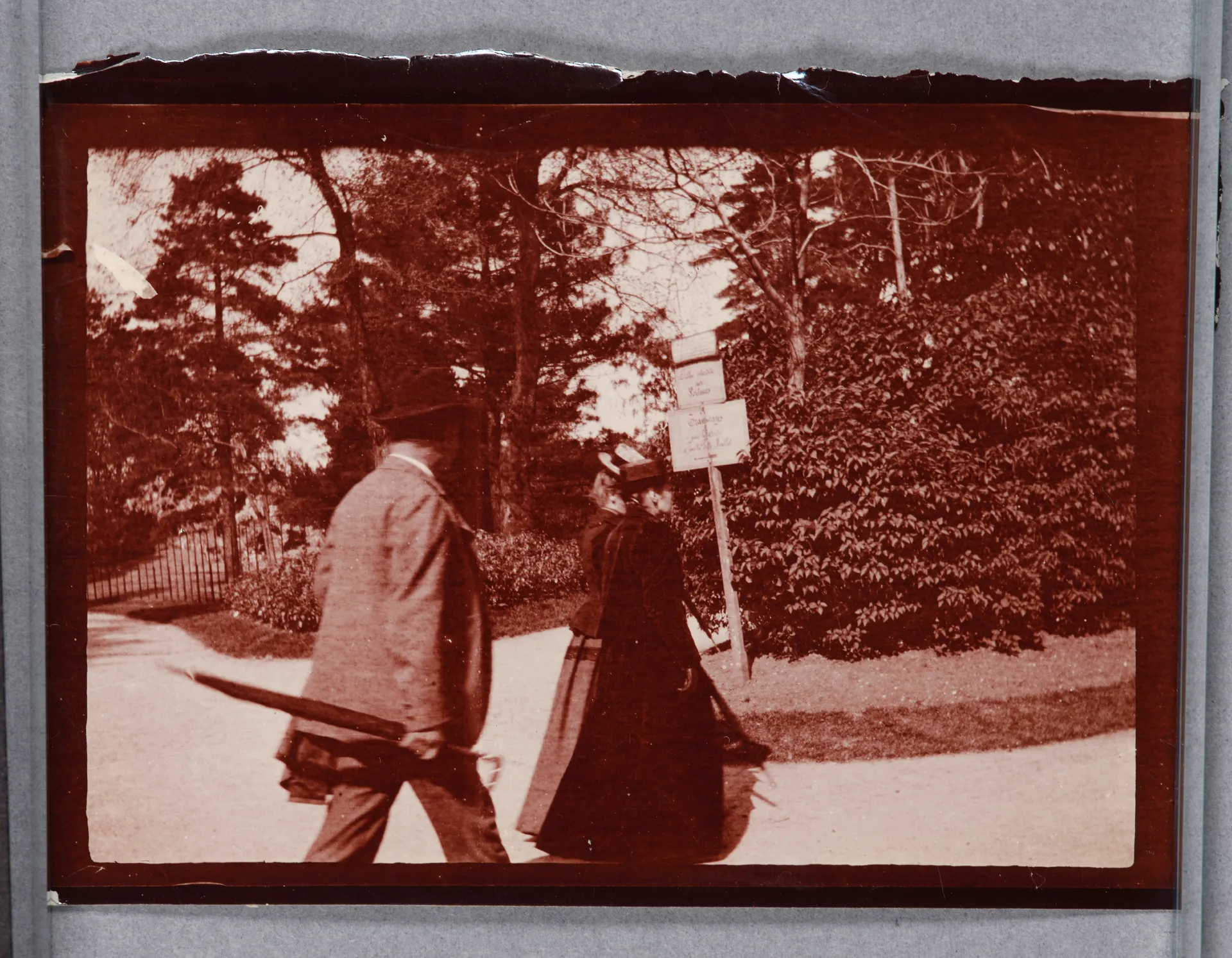 Ottilie W. Roederstein, Helene Häberlin-Roederstein und Karl Häberlin im Jardin d'acclimatation, Paris, Bois-de-Boulogne.
