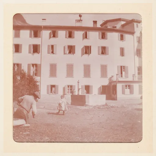 Mann und Kind vor einem Gebäude