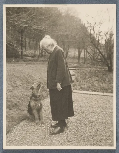 Ottilie W. Roederstein mit ihrem Hund