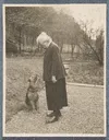 Ottilie W. Roederstein mit ihrem Hund