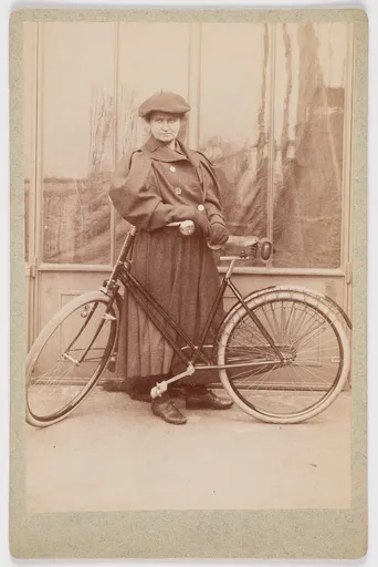 Ottilie W. Roederstein mit Fahrrad