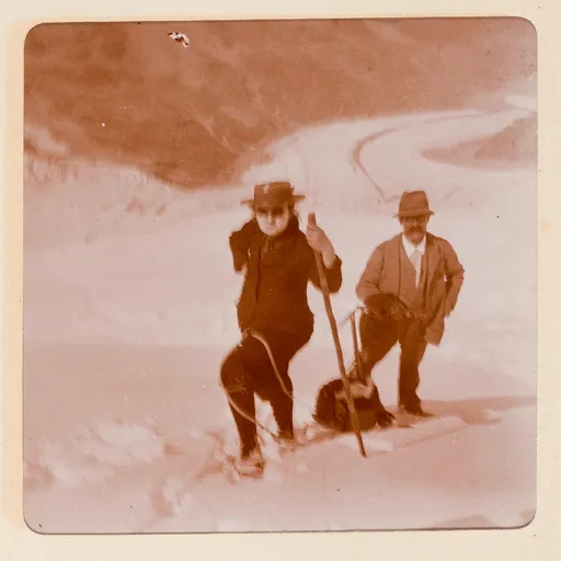 Ottilie W. Roederstein mit einem Bergführer auf dem Berg in Sils Maria