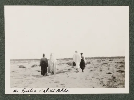 Elisabeth H. Winterhalter und Ottilie W. Roederstein mit zwei Reiseführern zwischen Biska und Sidi Okba