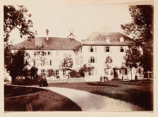 Reinhard Roederstein und Ottilie W. Roederstein vor dem Kurhaus in Weissbad