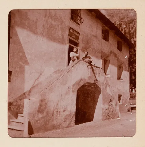 Zwei Frauen auf der Treppe der Post in Sils Maria