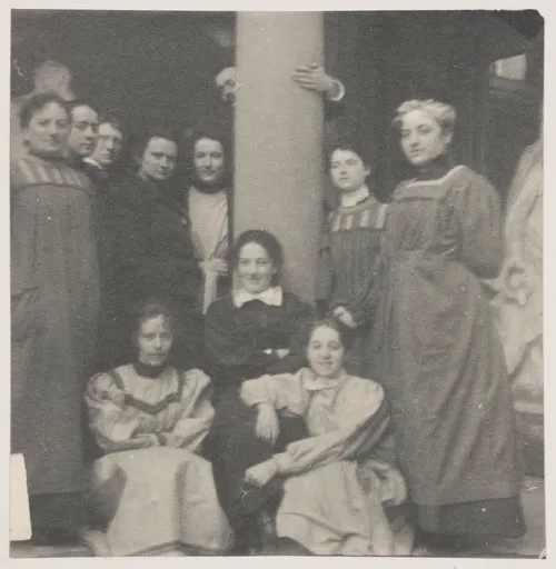 Ottilie W. Roederstein mit ihren Schülerinnen und Schülern im Städelschen Kunstinstitut, Frankfurt am Main