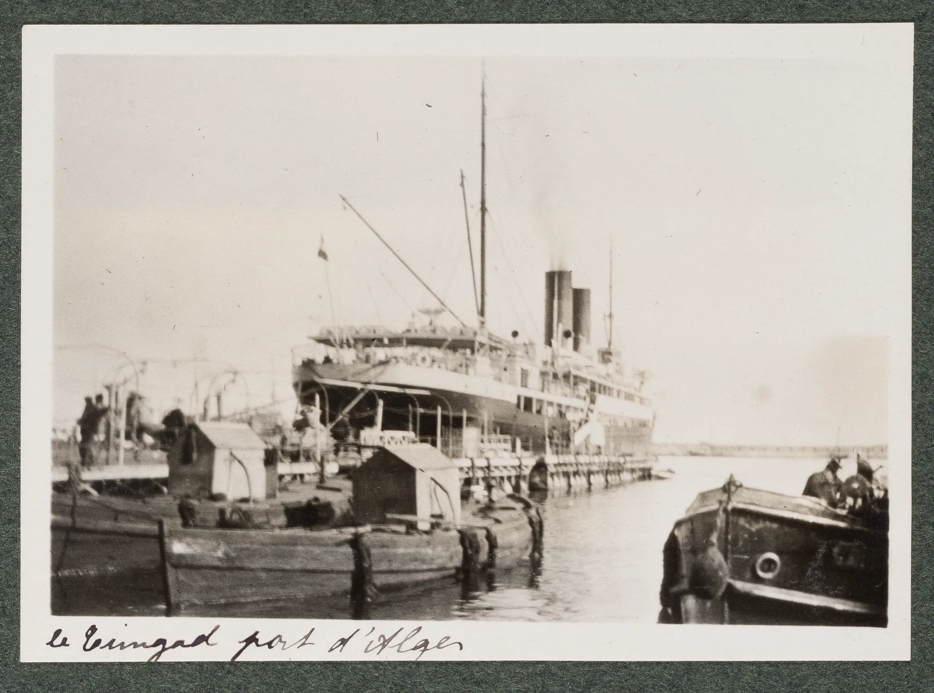 Das Schiff Timgad im Hafen Algiers