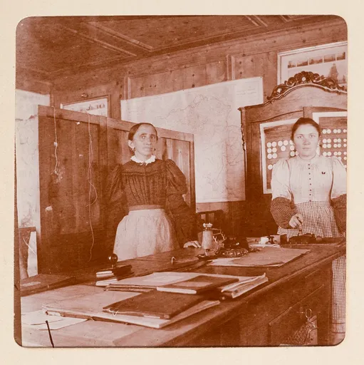 Zwei Frauen auf der Post in Sils Maria