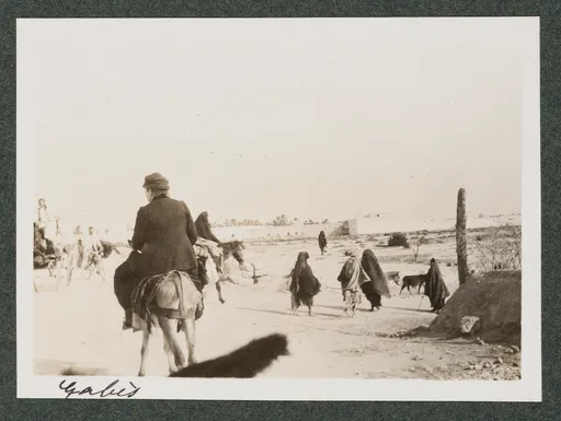Ottilie W. Roederstein auf einem Esel, Gabès