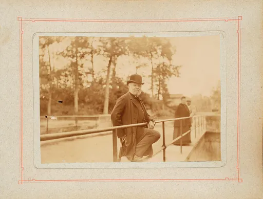 Jean-Jacques Henner auf einer Brücke in einem Park