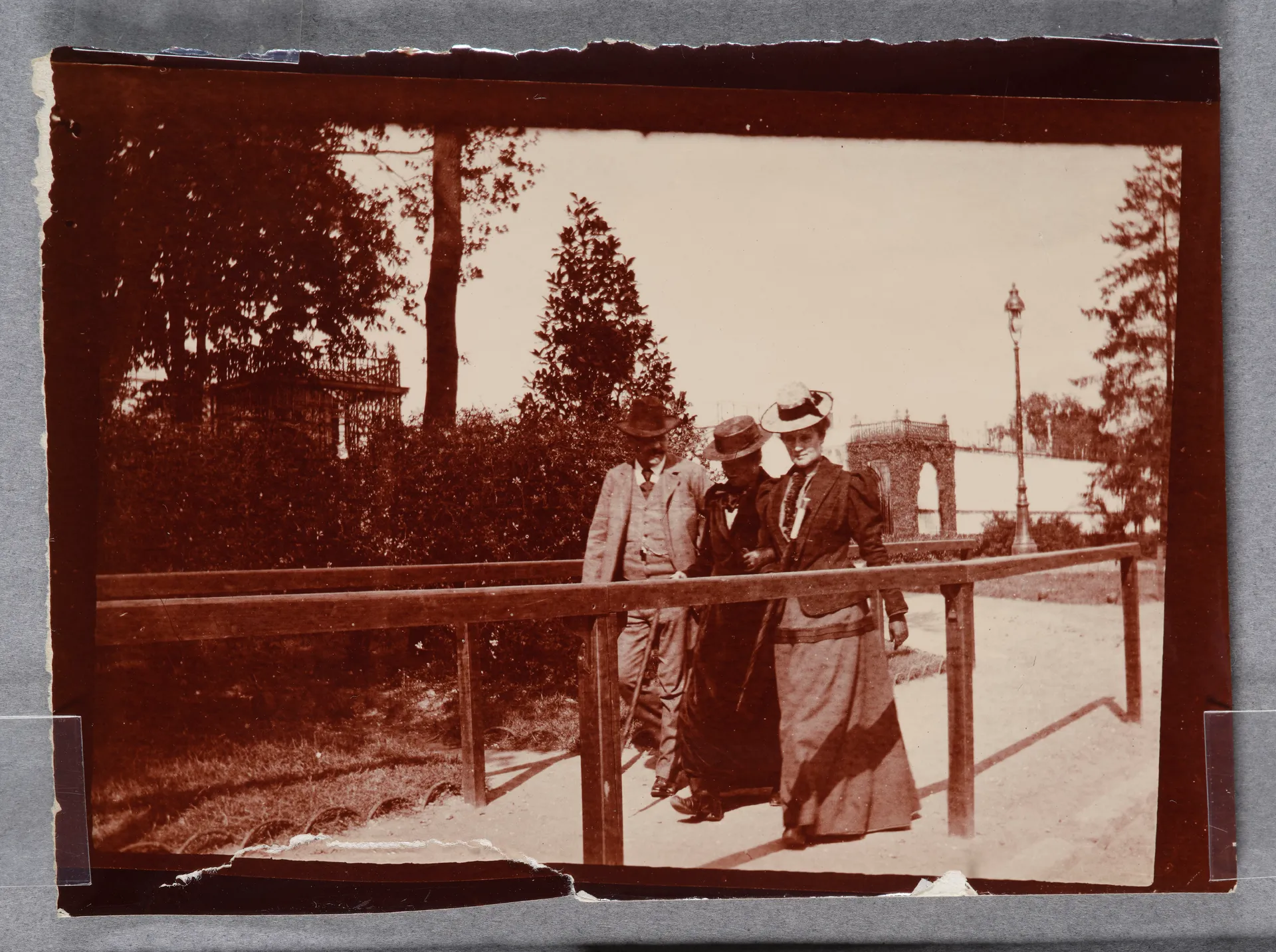 Ottilie W. Roederstein, Helene Häberlin-Roederstein und Karl Häberlin im Jardin d'acclimatation, Paris, Bois-de-Boulogne