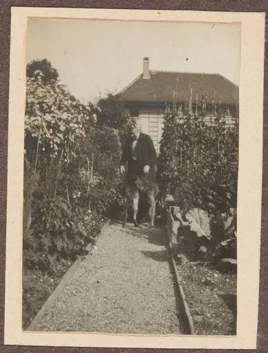Ottilie W. Roederstein mit ihren Hunden im Garten, Hofheim am Taunus